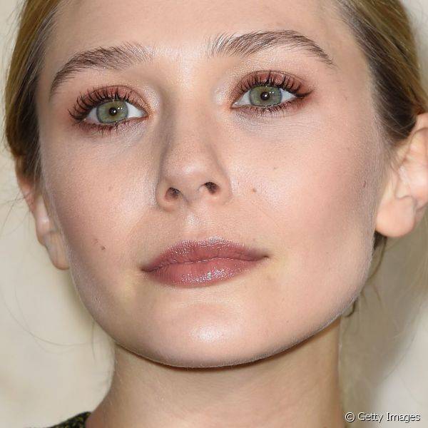 A sombra esfumada ao redor dos olhos, uma das preferências de Elizabeth Olsen, é uma alternativa ao 'smokey eye' comum